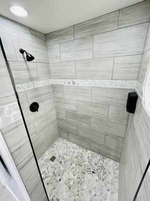 Combined shower/bathtub - Cheerful 4-Bed 2.5-Bath Home (Newburgh)