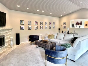 Televisión, chimenea y estéreo 