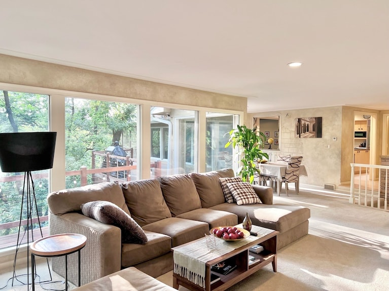 Sherwood Treehouse Vacation Rental - Wayzata, MN
