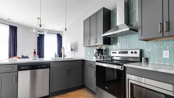 Réfrigérateur, micro-ondes, four, plaque de cuisson