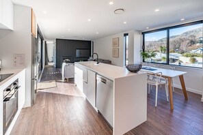 Fridge, microwave, oven, stovetop - Noir South Retreat  (Wanaka)