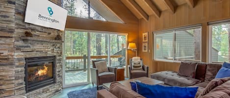 TV connectée, cheminée, lecteur de DVD, table de tennis de table