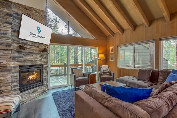 TV connectée, cheminée, lecteur de DVD, table de tennis de table