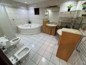 Ensemble douche/baignoire, baignoire à jets, bidet