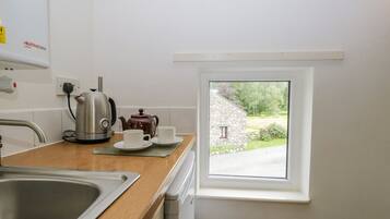 電冰箱、電熱水壺、烤麵包機、鍋具/餐盤/廚房用品