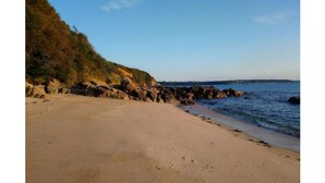 A beach with a rocky shoreline and a clear sky. - Charmant Gîte 6 à 10 Personnes en Bord de mer (Lannion)