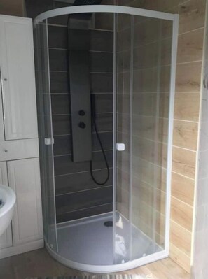 Dusche, Haartrockner, Handtücher, Seife