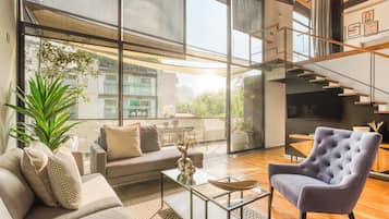 Luxury Penthouse with Terrace | Área de estar | TV LED