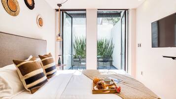 2 bedrooms, individually decorated, laptop workspace, blackout curtains