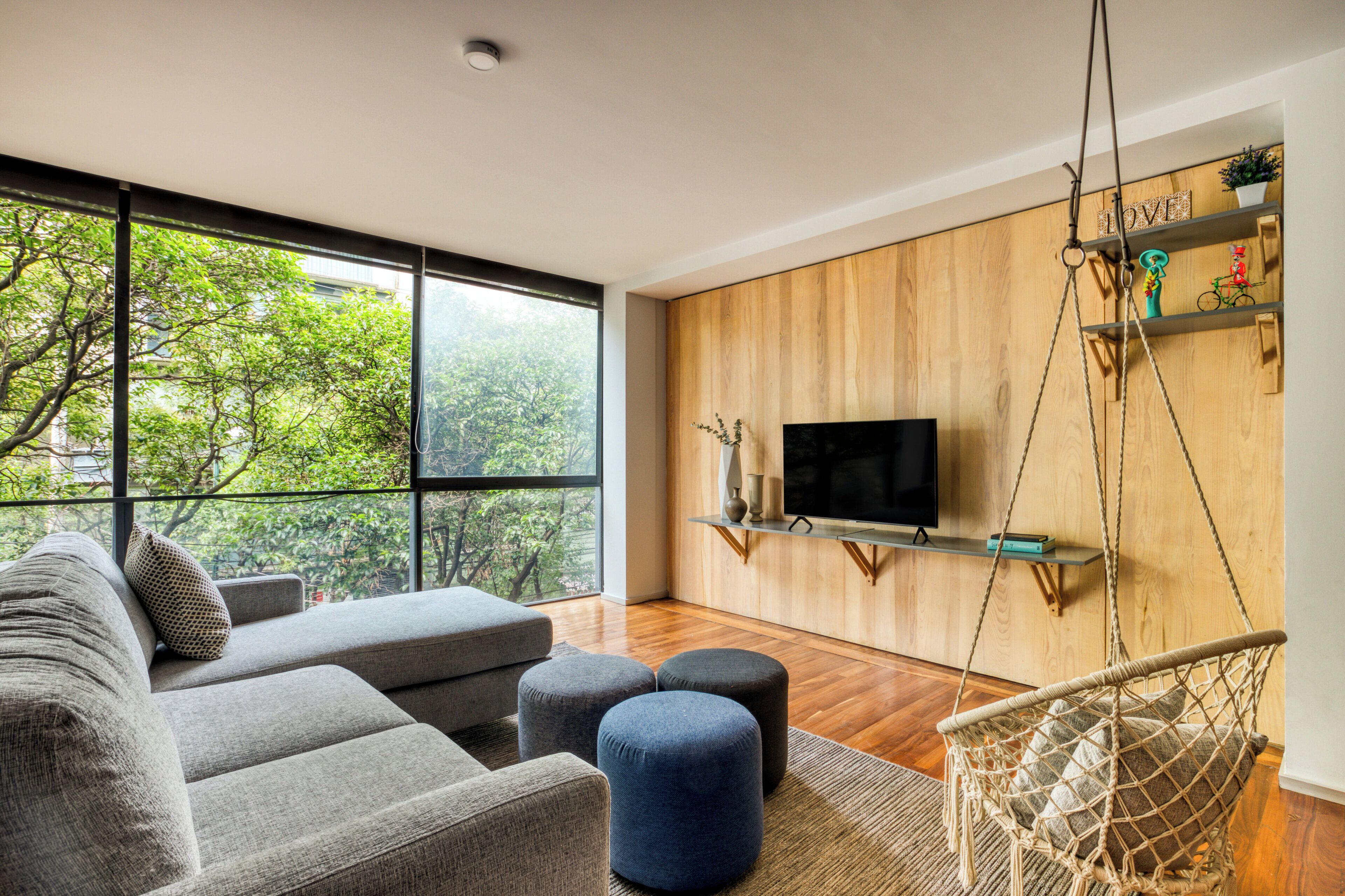 Two-Bedroom Apartment | Área de estar | TV LED