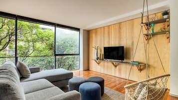 Two-Bedroom Apartment | Área de estar | TV LED