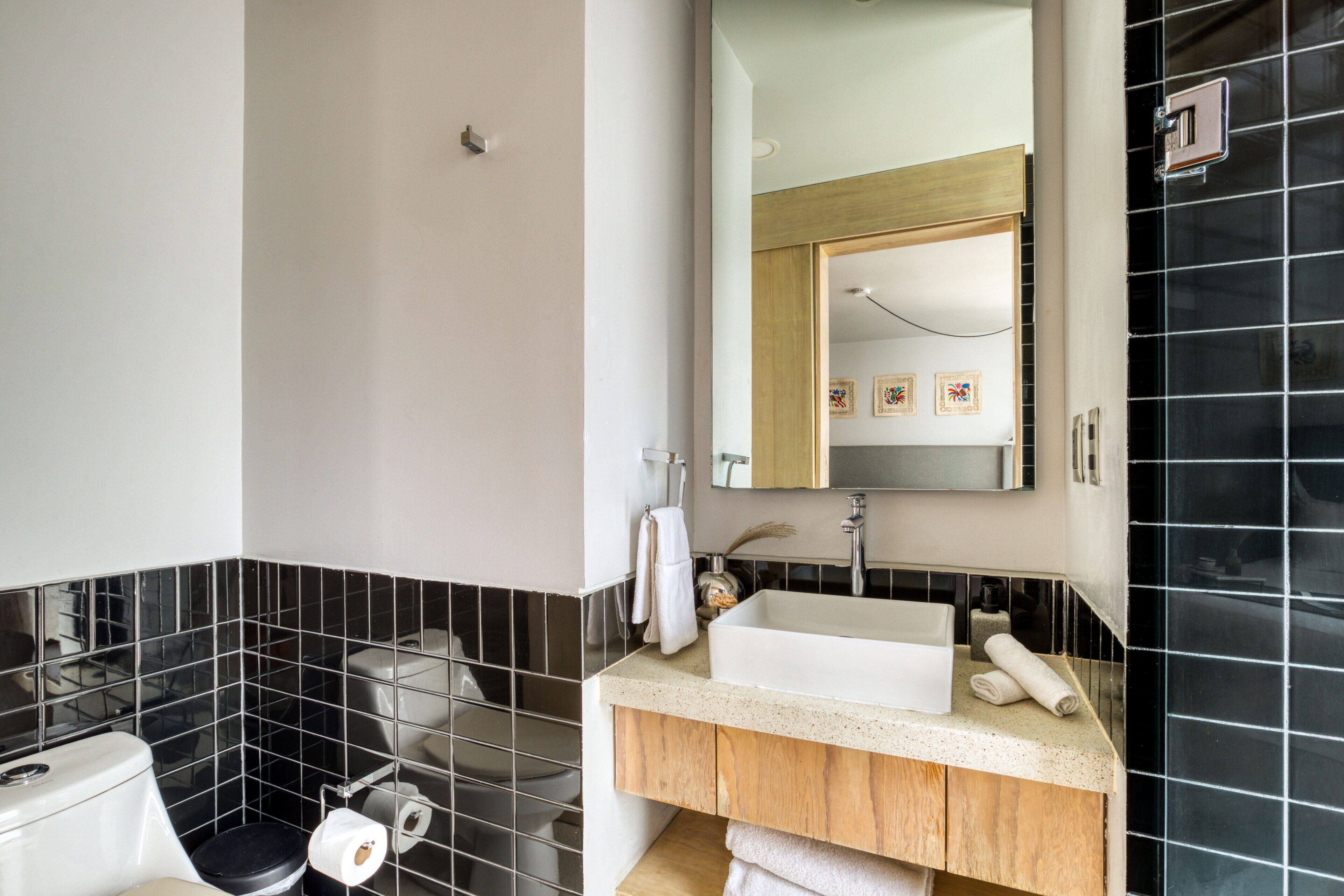 Ein Badezimmer mit Toilette, Waschbecken und Spiegel.
