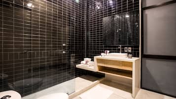 Luxury Penthouse with Terrace | Badezimmer | Dusche, Handtücher, Seife, Shampoo