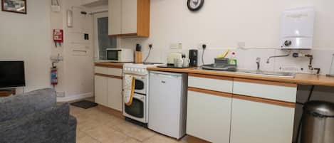 Cottage | Private kitchen | Fridge, electric kettle, toaster, cookware/dishes/utensils