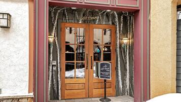 ุงูู
ูุดุฃุฉ ู
ู ุงูุฎุงุฑุฌ