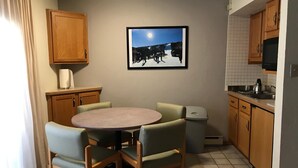 منزل - سرير كبير مع أريكة سرير (Lift House 403, Studio Condo in Vail ) | مطبخ خاص | مستلزمات طهي/أطباق/أوعية