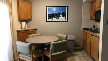 Nhà, 1 giường cỡ queen và sofa giường (Lift House 403, Studio Condo in Vail ) | Bếp riêng | Dụng cụ nấu nướng/bát dĩa/dao nĩa