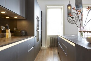 Apartamento Deluxe | Cocina privada | Frigorífico grande, microondas, horno y placa de cocina