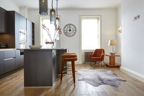 Appartamento Deluxe | Cucina privata | Frigorifero con congelatore, microonde, forno, piano cottura