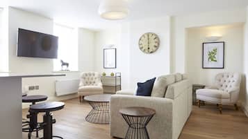Premium-Apartment | Wohnbereich | Fernseher