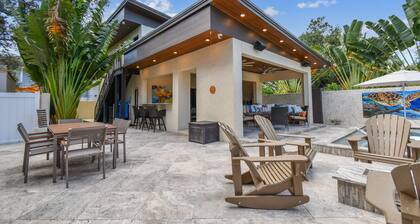 Modern Pool House Oasis