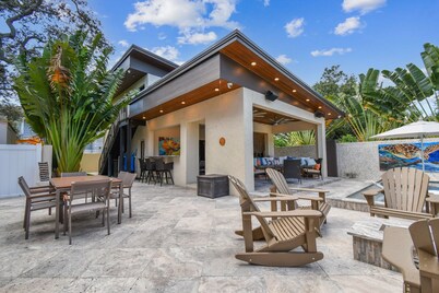 Modern Pool House Oasis