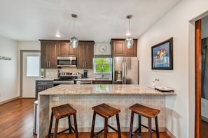 Een koelkast, een magnetron, een oven, een kookplaat