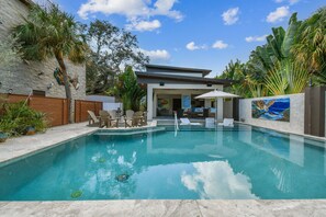 Een buitenzwembad, een verwarmd zwembad