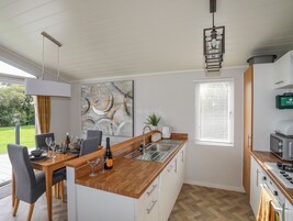 Refrigerador, lavavajillas, tetera/pava eléctrica, tostadora