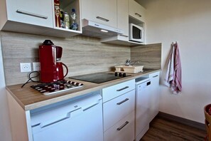 Kylskåp, mikrovågsugn, diskmaskin och kaffe- och tebryggare