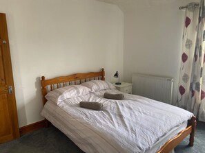 2 bedrooms, individually decorated, individually furnished, free WiFi - 160 Exning Road (Newmarket)