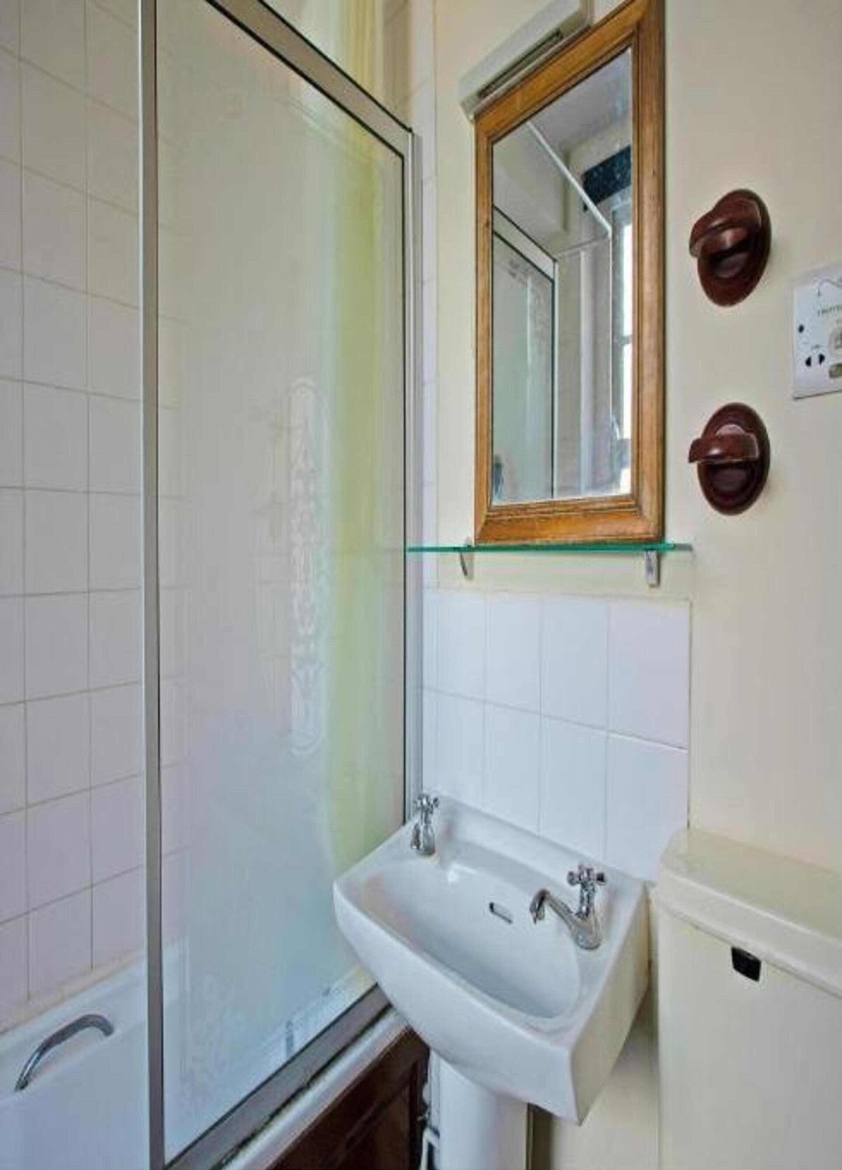 Regadera, amenidades de baño gratuitas, toallas, jabón 