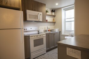 Suite avec chambre fermée + divan-lit | Cozinha privada | Cafeteira/chaleira, chaleira elétrica, torradeira
