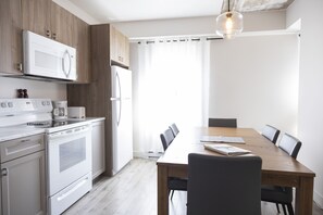 Loft avec deux lit + divan-lit | Opções para refeição no quarto