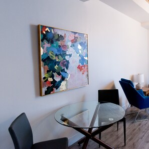 Suite avec chambre fermée | Área de estar | TV LED 40 polegadas com canais a cabo, TV