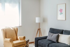 Deluxe Apartment | Living area | 32-inch flat-screen TV with satellite channels, TV - Minusio Apartment (Minusio)
