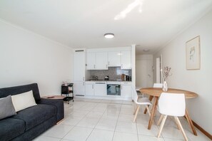 Deluxe Apartment | Living area | 32-inch flat-screen TV with satellite channels, TV - Minusio Apartment (Minusio)