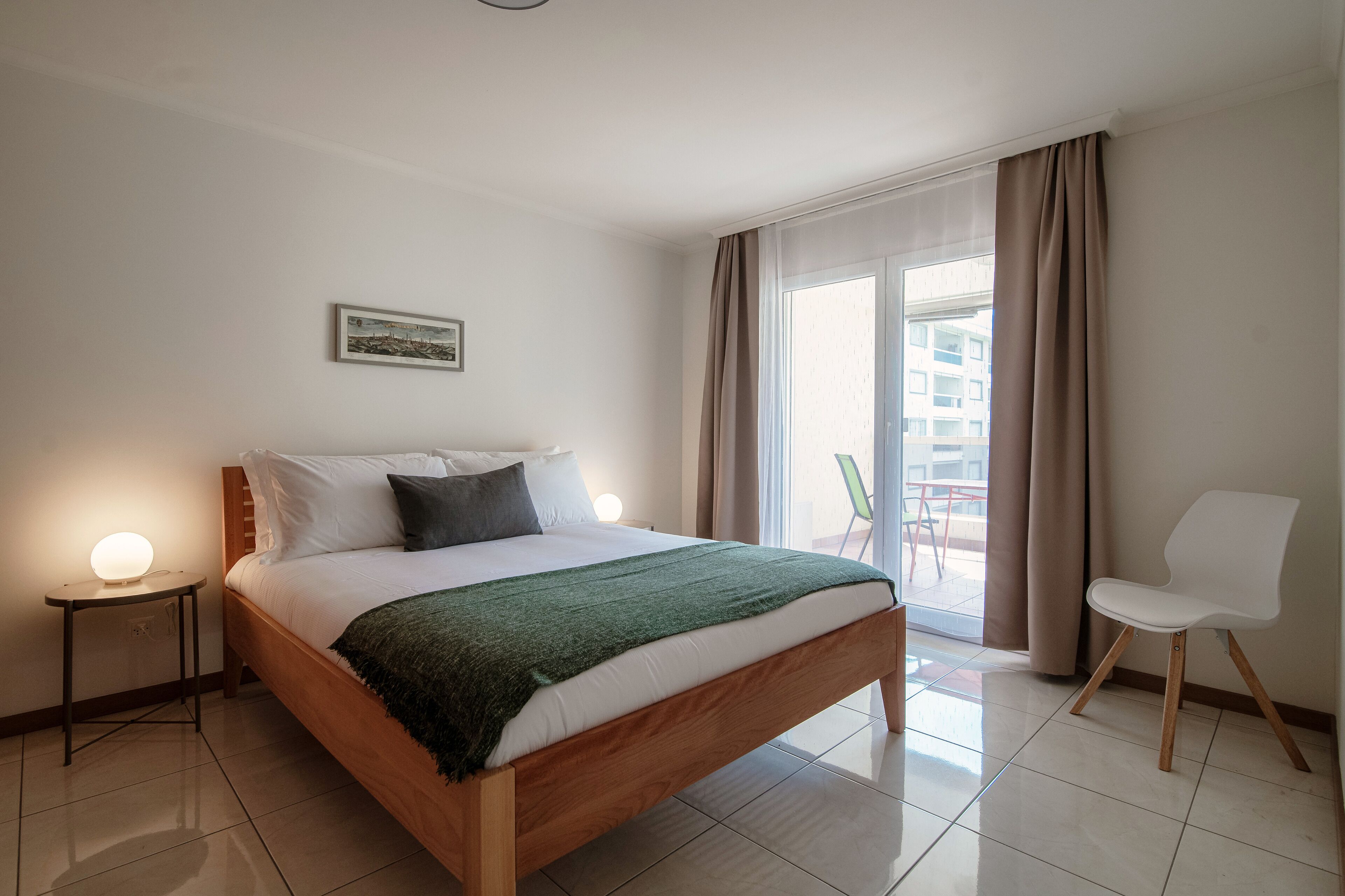 1 soveværelse, dundyner, strygejern/strygebræt, sengetøj