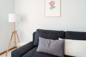 Deluxe Apartment | Living area | 32-inch flat-screen TV with satellite channels, TV - Minusio Apartment (Minusio)