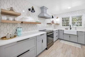 Microwave, oven, dishwasher, coffee/tea maker - Winter rate/ heated pool at Mint Julep....Mint Julep on beautiful Saint Simons Island- sleeps 12 (St. Simons Island)