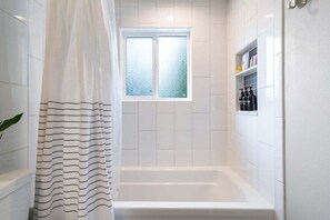 Bathtub, hair dryer, towels, toilet paper - Perch - Gathering Spot: Spacious 5BR home in Shoreline (Shoreline)