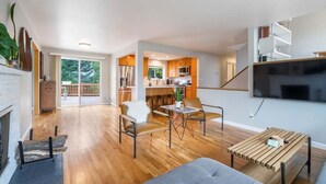 Smart TV, fireplace - Perch - Gathering Spot: Spacious 5BR home in Shoreline (Shoreline)