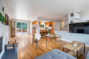 Smart TV, fireplace - Perch - Gathering Spot: Spacious 5BR home in Shoreline (Shoreline)