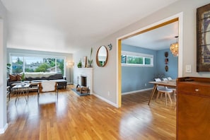 Smart TV, fireplace - Perch - Gathering Spot: Spacious 5BR home in Shoreline (Shoreline)