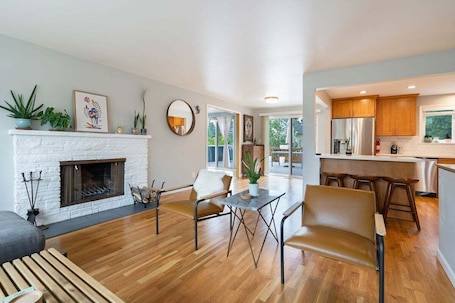 Smart TV, fireplace. Perch - Gathering Spot: Spacious 5BR home in Shoreline