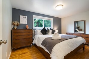 5 bedrooms, iron/ironing board, free WiFi, bed sheets