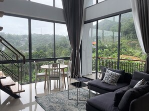Duplex panorâmico, 2 quartos, vista para a montanha | Área de estar | Smart TV 44 polegadas com canais a cabo, TV