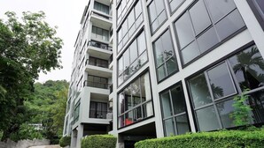 Un edificio de varios pisos con amplias ventanas y balcones.