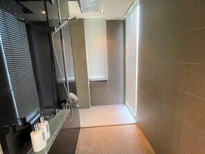 Panoramic-Maisonette, 2 Schlafzimmer, Bergblick | Badezimmer | Dusche, Regendusche, kostenlose Toilettenartikel, Haartrockner