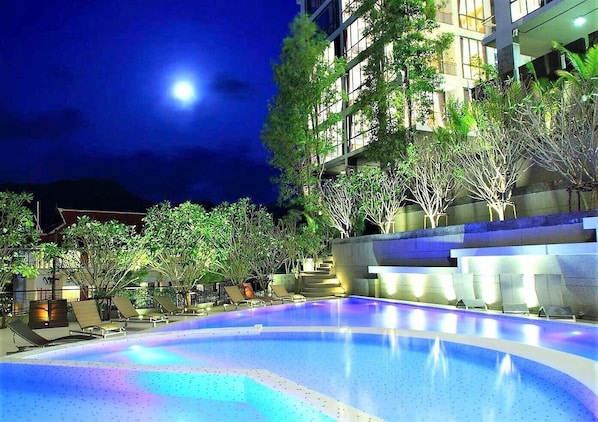 Piscina externa, espreguiçadeiras